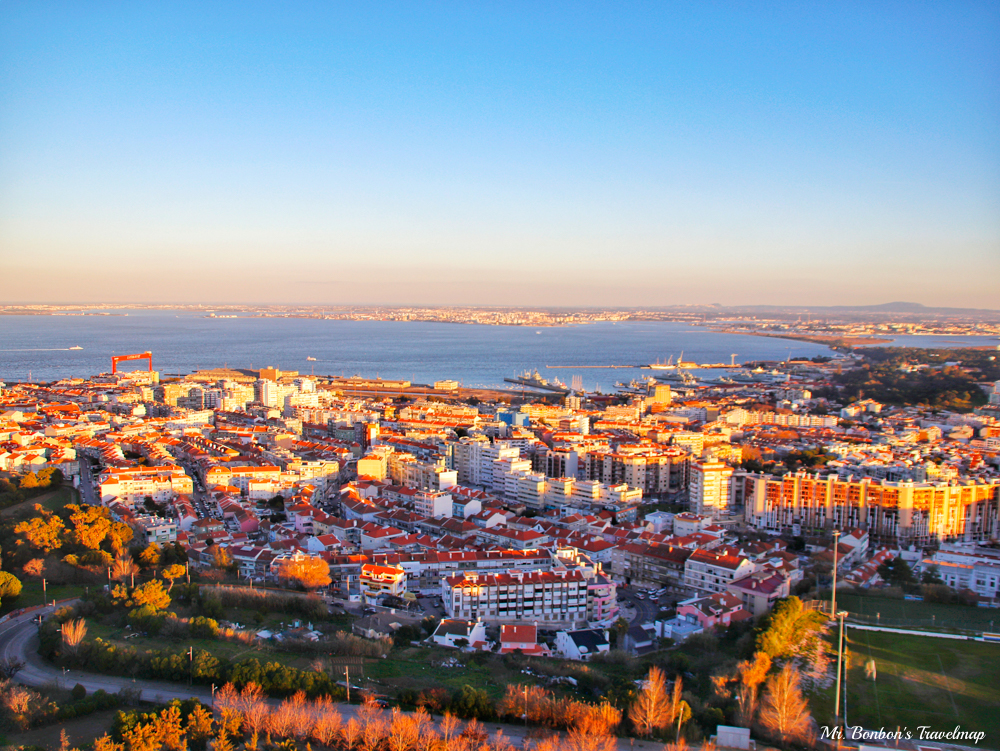 葡萄牙里斯本Almada地區｜里斯本大耶穌像-遠眺4月25日大橋、里斯本市中心和欣賞夕陽的好去處。 @機票甜心甜甜哥