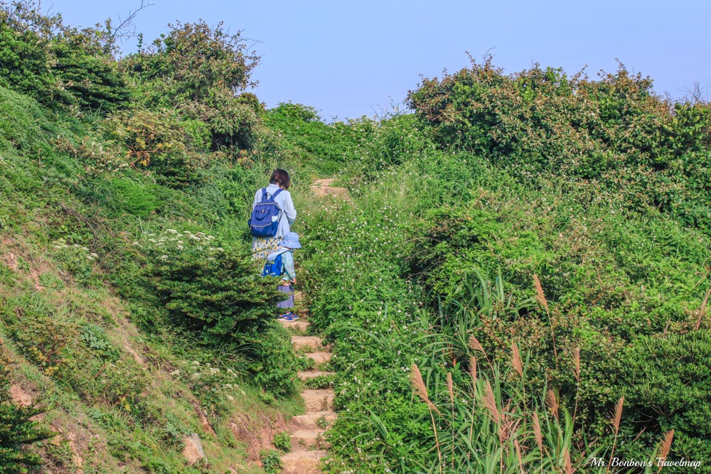 馬祖北竿｜螺蚌山自然步道，一條早期先民沿著山脊步行的採蚵小徑，卻有著極佳的山海景色與地質景觀。