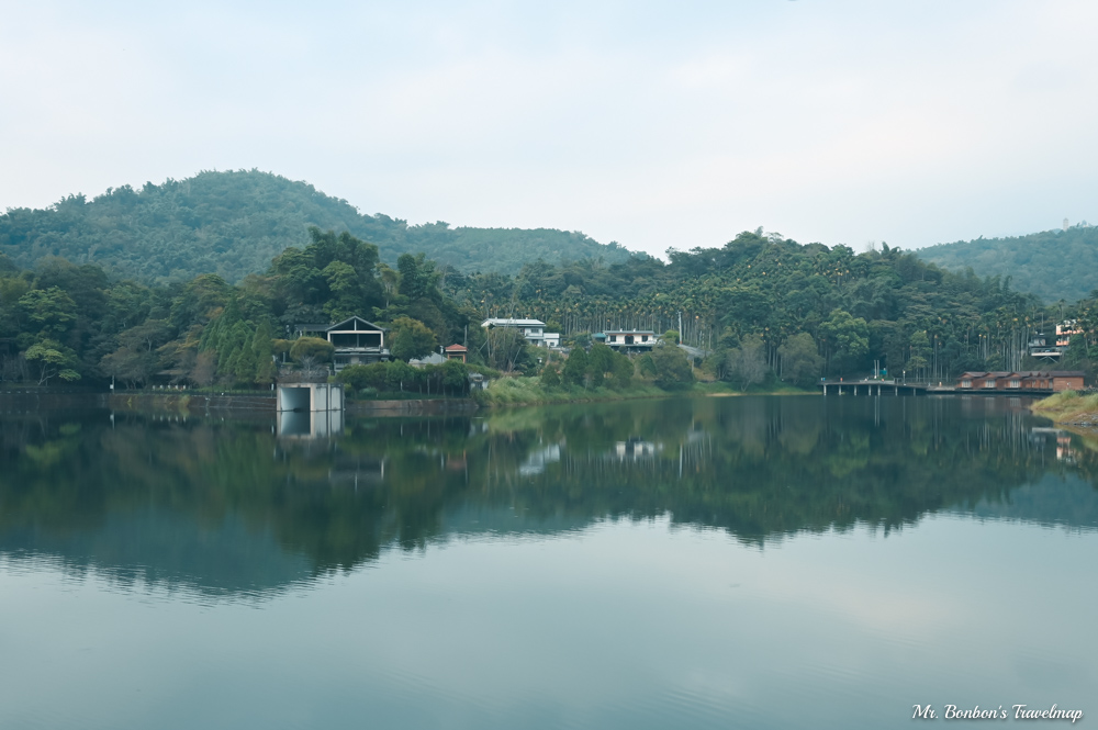 親子步道推薦｜南投魚池-頭社水庫生態步道，沿途野薑花花香撲鼻，低難度推嬰兒車也能輕鬆完成，就隱身在全台最迷你的水庫中。 @機票甜心甜甜哥