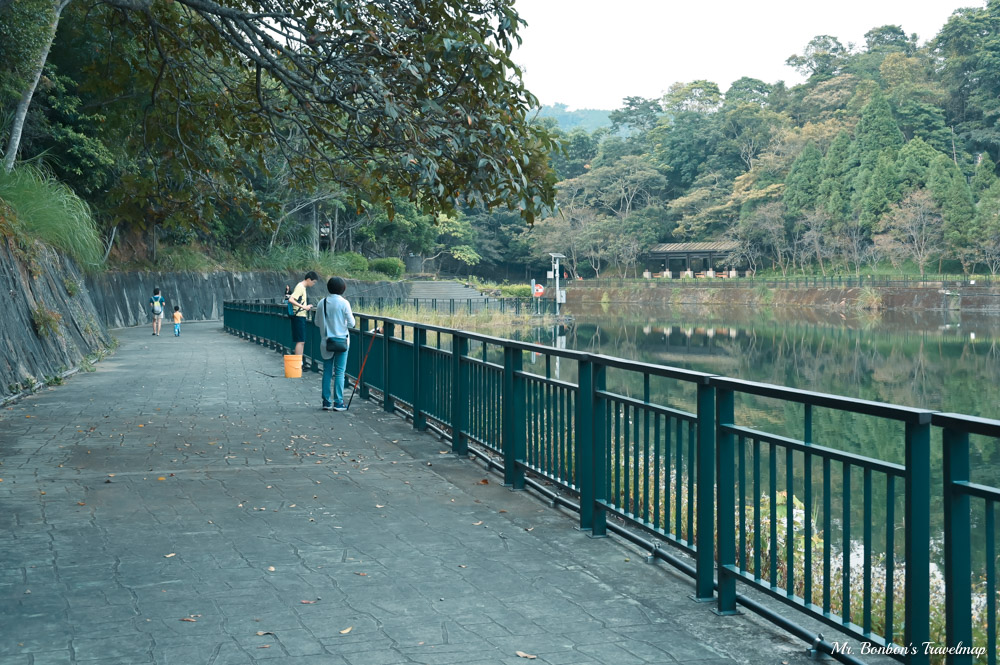 親子步道推薦｜南投魚池-頭社水庫生態步道，沿途野薑花花香撲鼻，低難度推嬰兒車也能輕鬆完成，就隱身在全台最迷你的水庫中。 @機票甜心甜甜哥