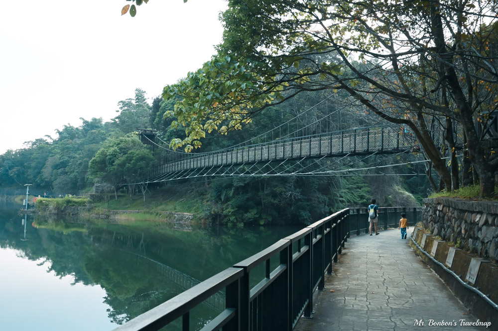 親子步道推薦｜南投魚池-頭社水庫生態步道，沿途野薑花花香撲鼻，低難度推嬰兒車也能輕鬆完成，就隱身在全台最迷你的水庫中。 @機票甜心甜甜哥