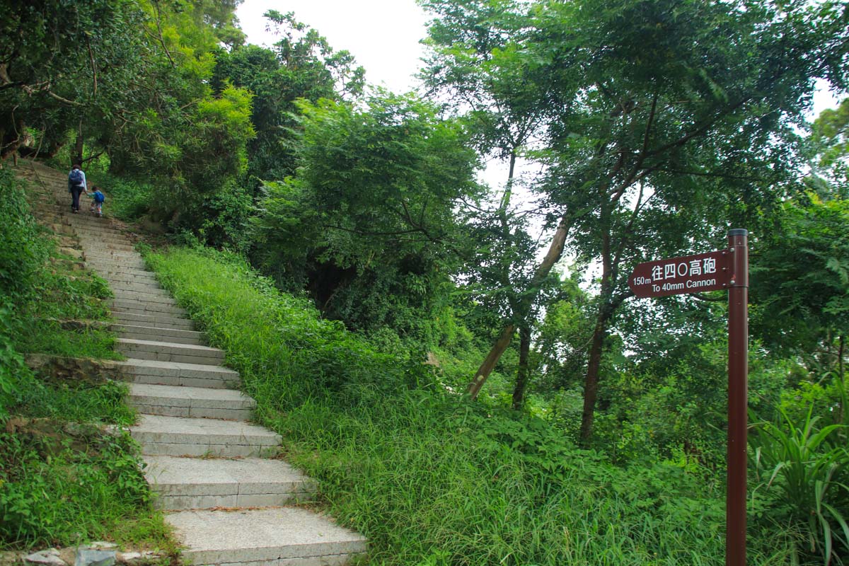 馬祖北竿｜短坡山上欣賞飛機起降，軍事迷還能操控仿真M1 40高射機砲，重現過往前線戰地氛圍。 @機票甜心甜甜哥