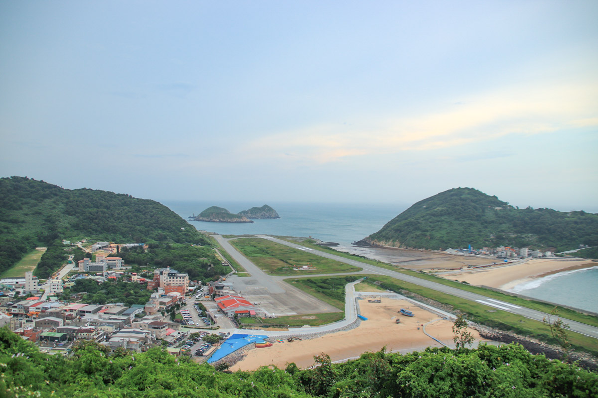 馬祖北竿｜短坡山上欣賞飛機起降，軍事迷還能操控仿真M1 40高射機砲，重現過往前線戰地氛圍。 @機票甜心甜甜哥