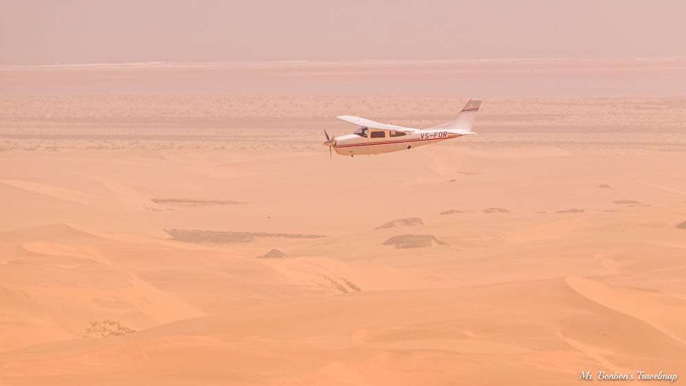 非洲納米比亞高空活動體驗｜在斯瓦科普蒙德(Swakopumnd)搭小飛機沿骷髏海岸看納米比沙漠、看倒沙入海、看海盜沉船。 @機票甜心甜甜哥
